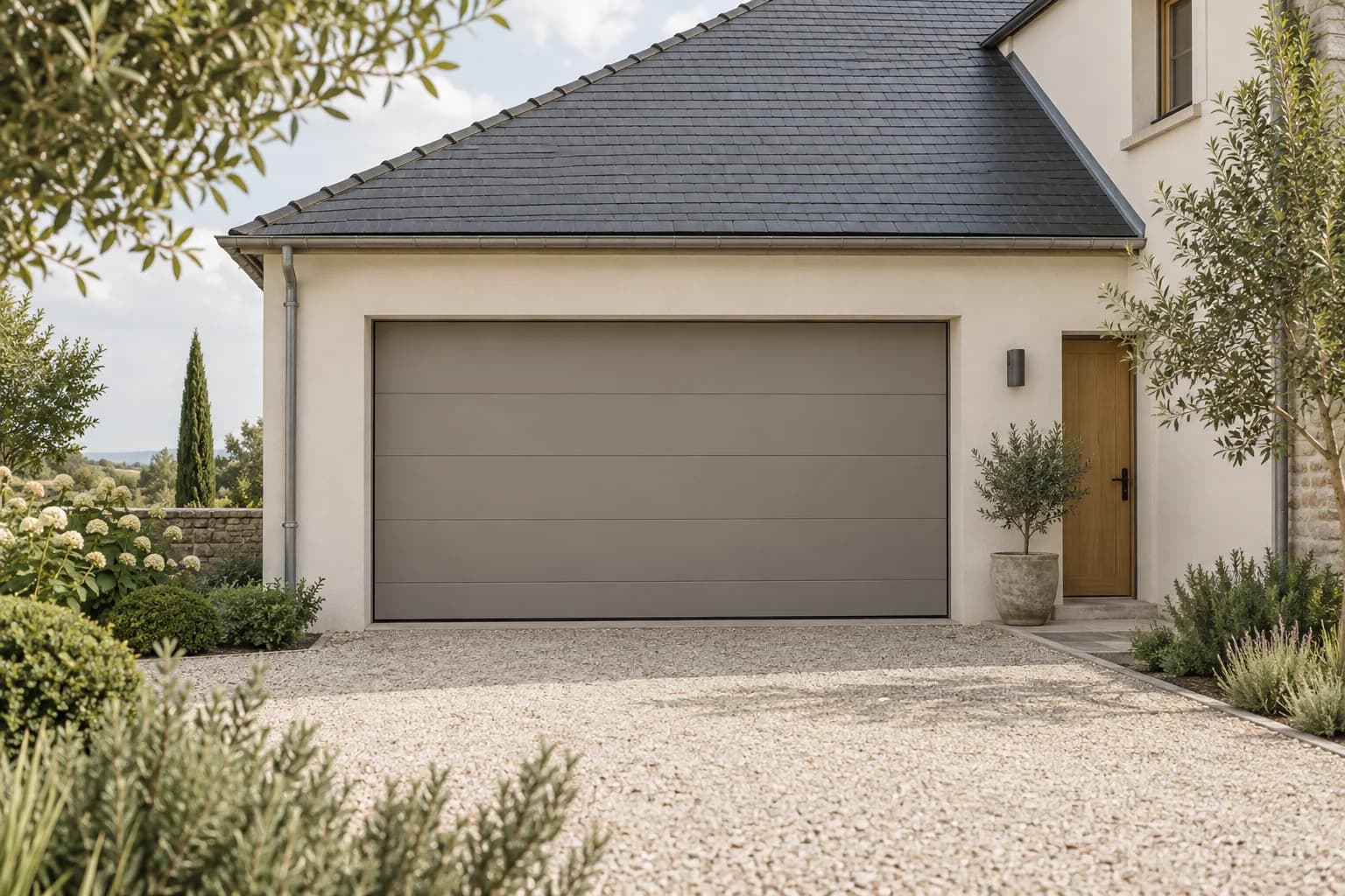 Illustration d’une porte de garage sectionnelle en façade